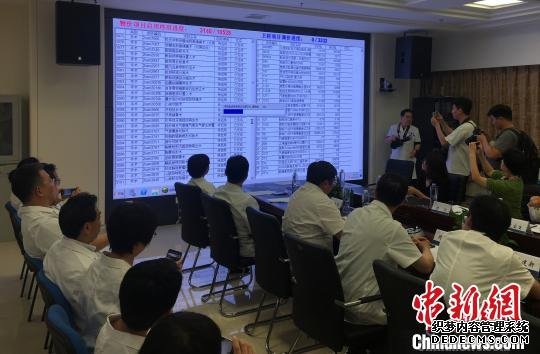 资料图：北京医耗联动综合改革6月15日零时正式实施。图为北京天坛医院正在将新价格导入信息系统。　杜燕 摄