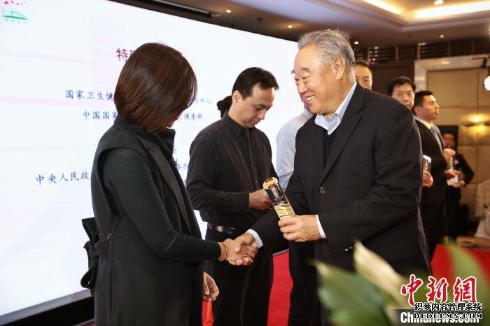 12月17日，中华健康快车基金会对支持健康快车发展的单位和企业进行表彰。　李雪峰 摄