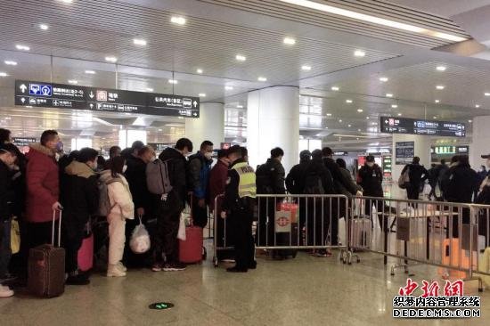 资料图：杭州东站返程的人流。 /p中新社记者 钱晨菲 摄