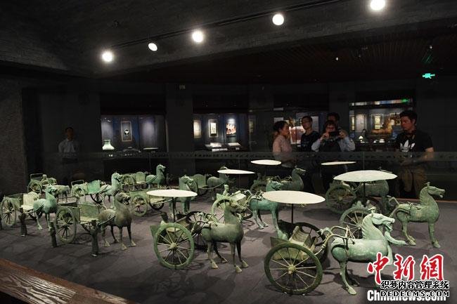 图为甘肃省博物馆展陈的东汉铜奔马车阵。(资料图) 杨艳敏 摄