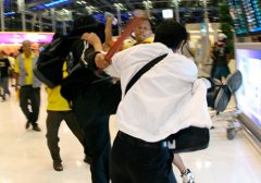 泰国警察与示威者机场对峙 3000名旅客滞