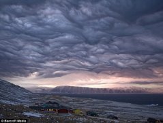 格陵兰岛天空现“末世景象” 如电影画面