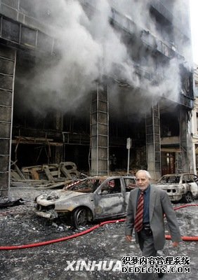 12月7日，在希腊首都雅典，一名男子从一家在骚乱中被完全毁坏的商店前走过。