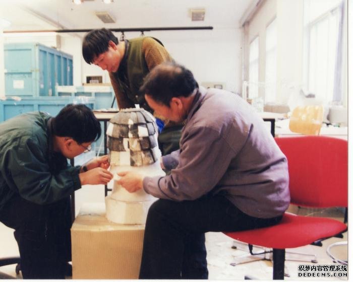 当年，刘江卫(左一)和同伴们一起修复石胄。受访者供图