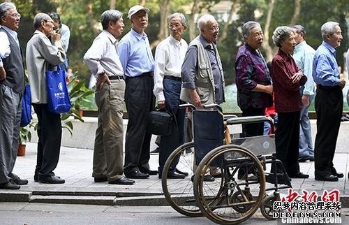 资料图：图为南京一所高校的退休教师们排队参加活动的资料照片。 /p中新社记者 泱波 摄